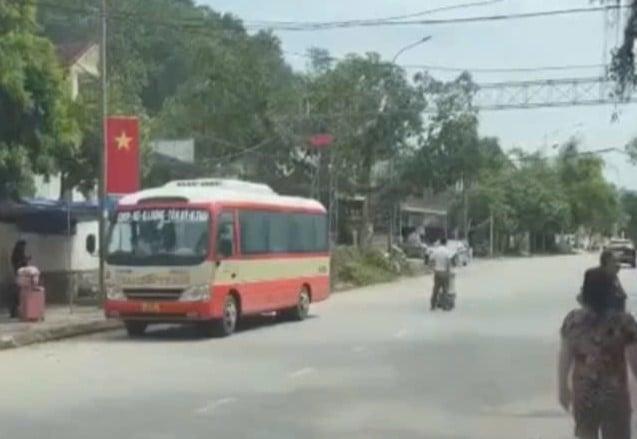 Camera ghi lại cảnh tài xế xe buýt bị b:::ắt q::uỳ, đánh d::ã m::an ở Nghệ An… CA vào cuộc rồi