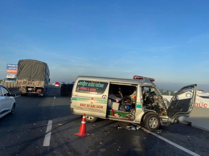 VA CHẠM Ô TÔ TRÊN CAO TỐC: MỘT XE LẬT NGANG, MỘT XE BIẾN DẠNG